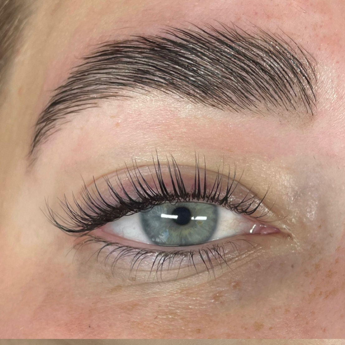 Úprava a barvení obočí + barvení řas (zvýhodněný balíček)