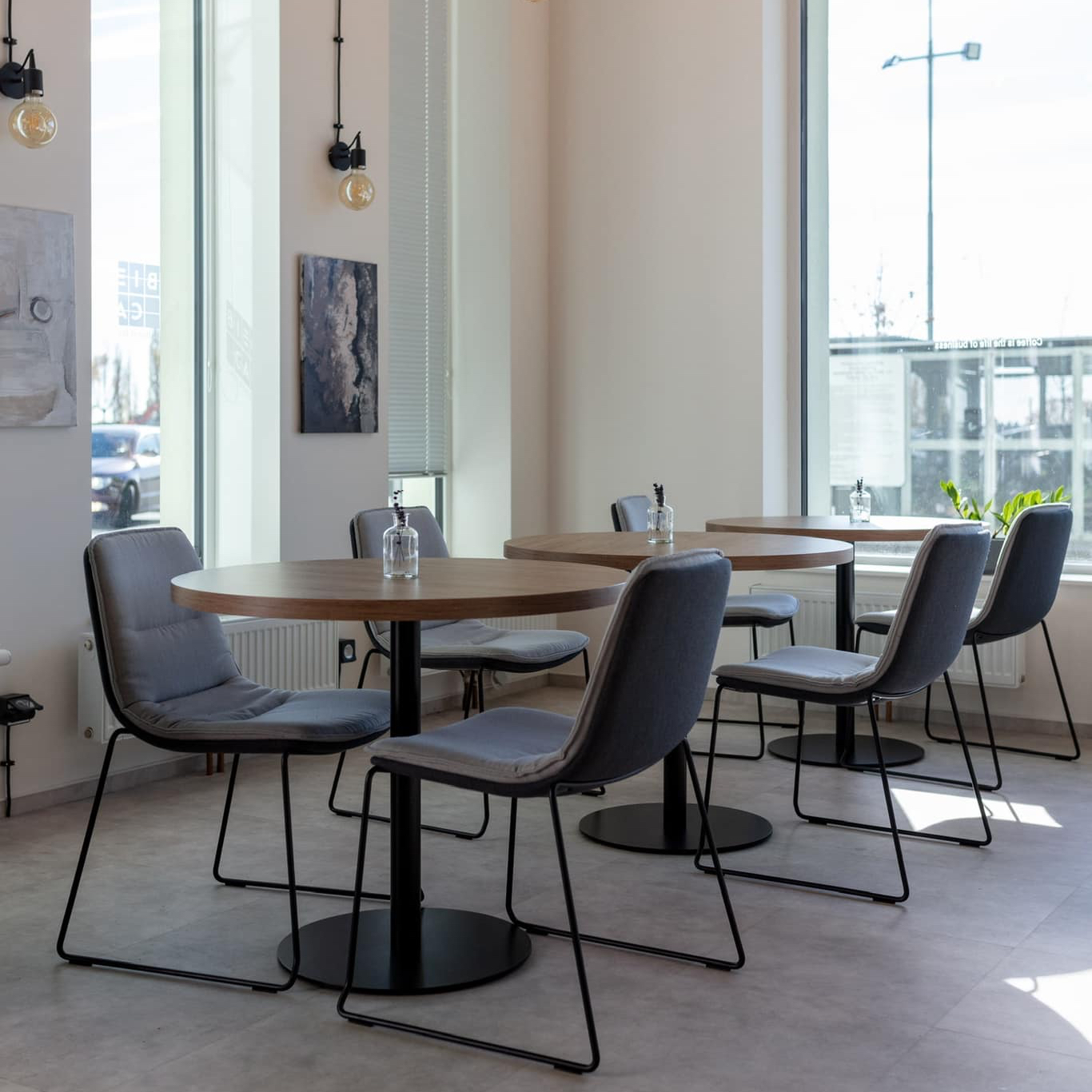 Rezervace stolu pro 2 osoby pohodlné židle s polstrováním