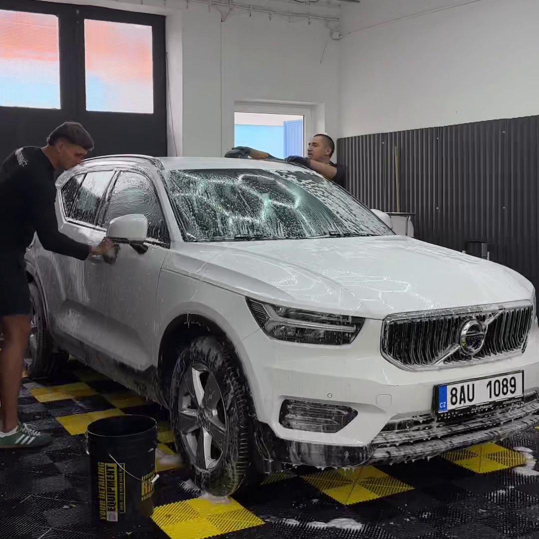 Ruční mytí exteriéru vozu s aplikací tvrdého vosku (Praha 9)