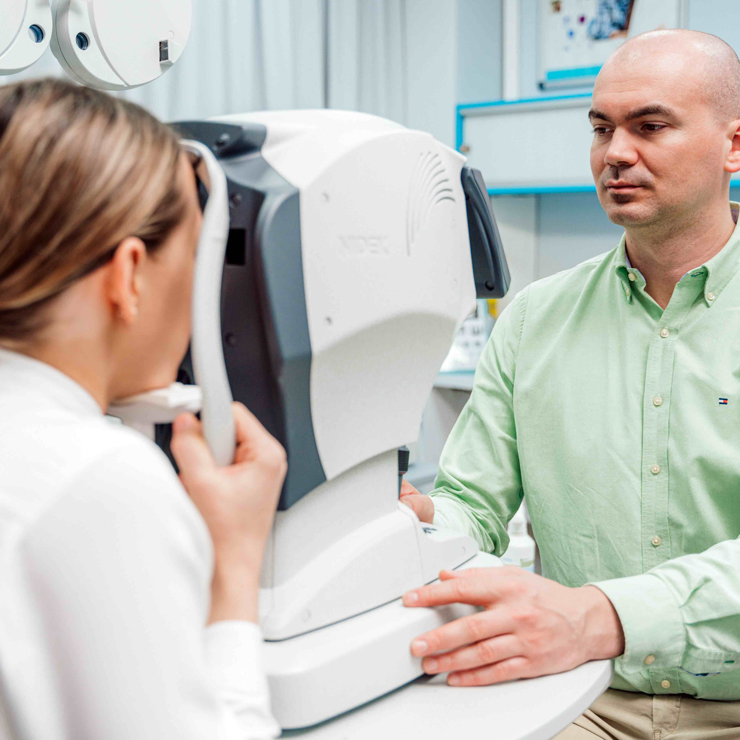 Kontrola pri tvrdých kontaktných šošovkách