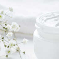 UVOLŇUJÍCÍ A HYDRATAČNÍ OŠETŘENÍ /s masáží obličeje a hlavy