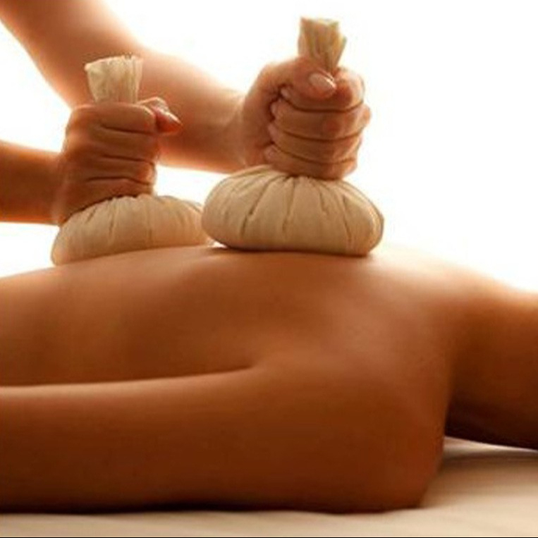 Masáž horkými tibetskými bylinnými sáčky 90 min