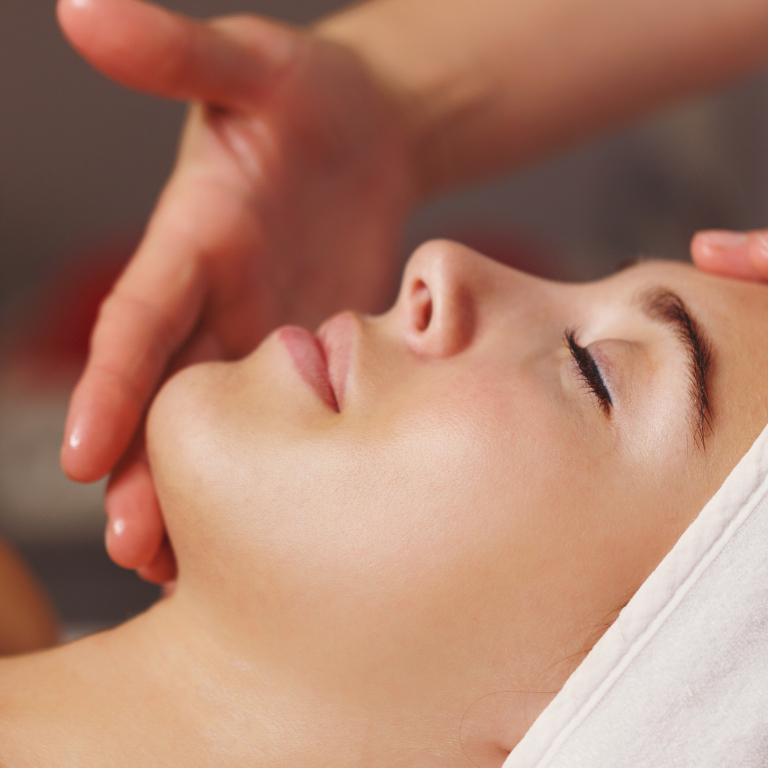 50 min. Facial massage with natural cleanse & mask in Sagres