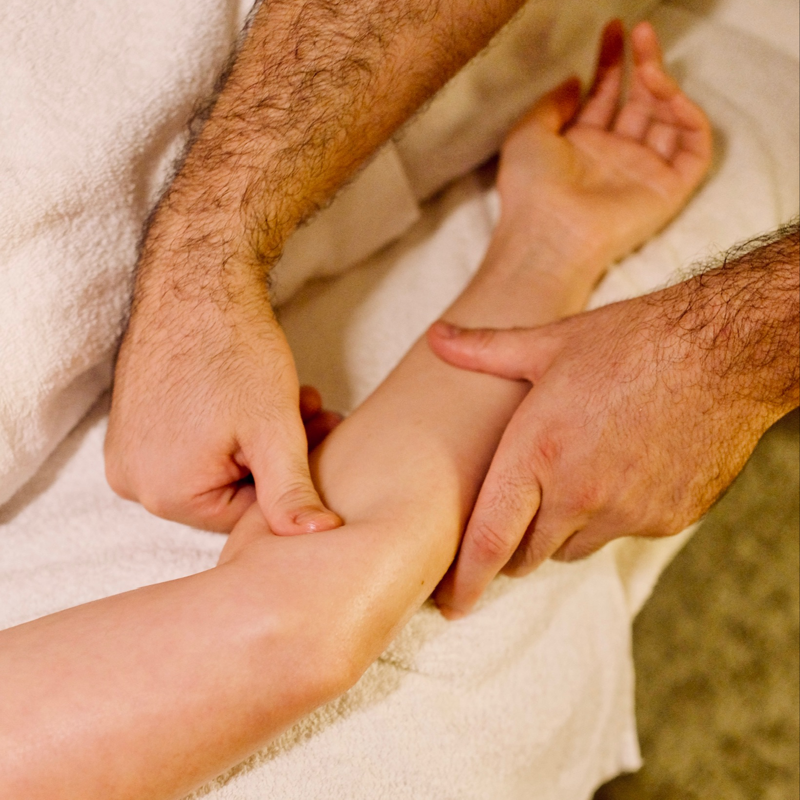 Svédmasszázs (kar+hát, 1 óra)