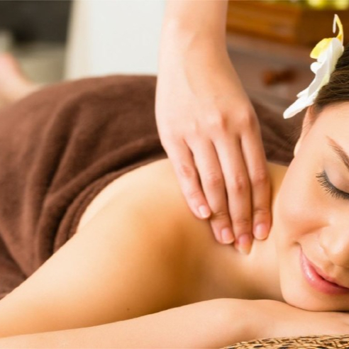 Olejová masáž – 90 minut (krk, ramena, záda, ruce, nohy)