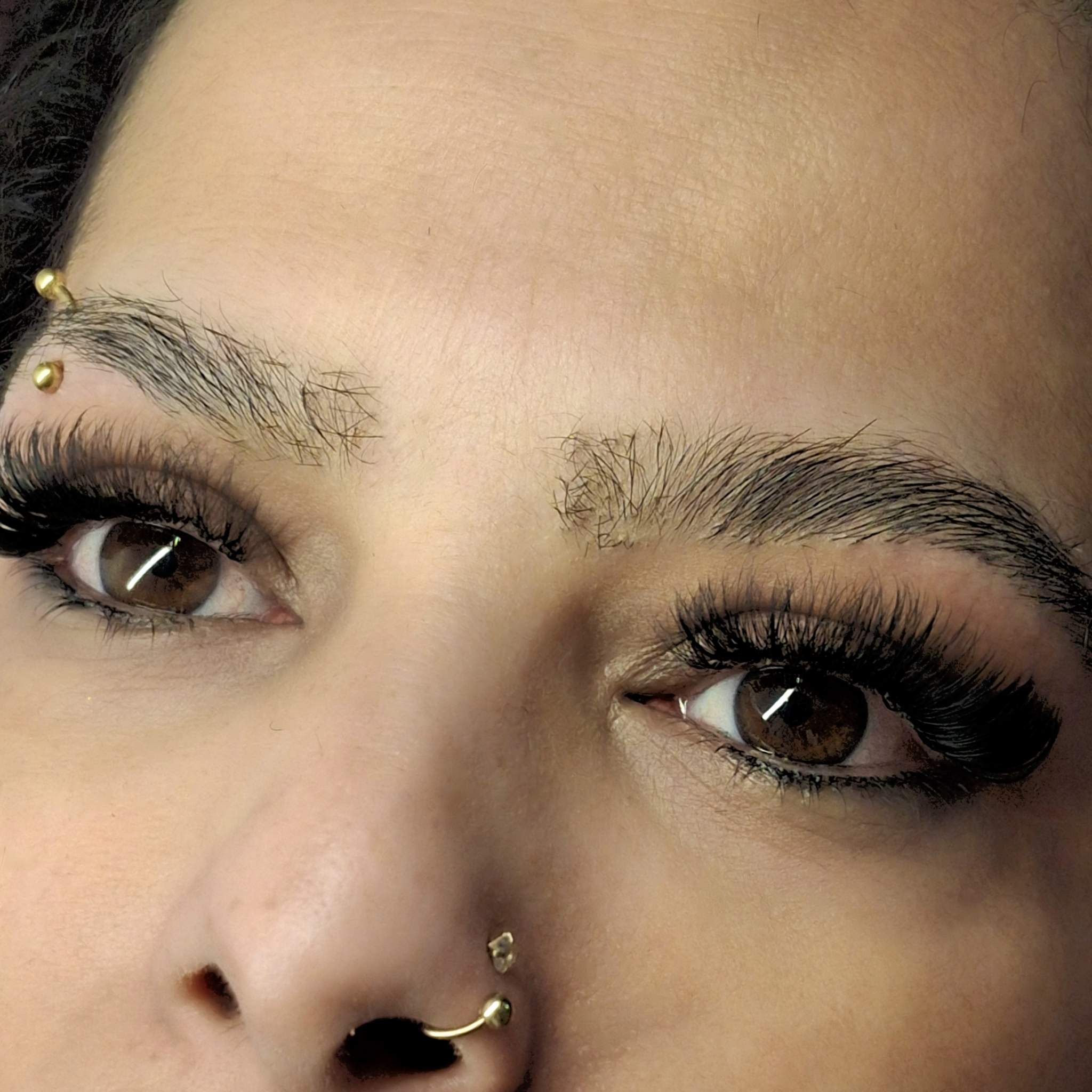 Première pose d'extensions de cils volumineuse