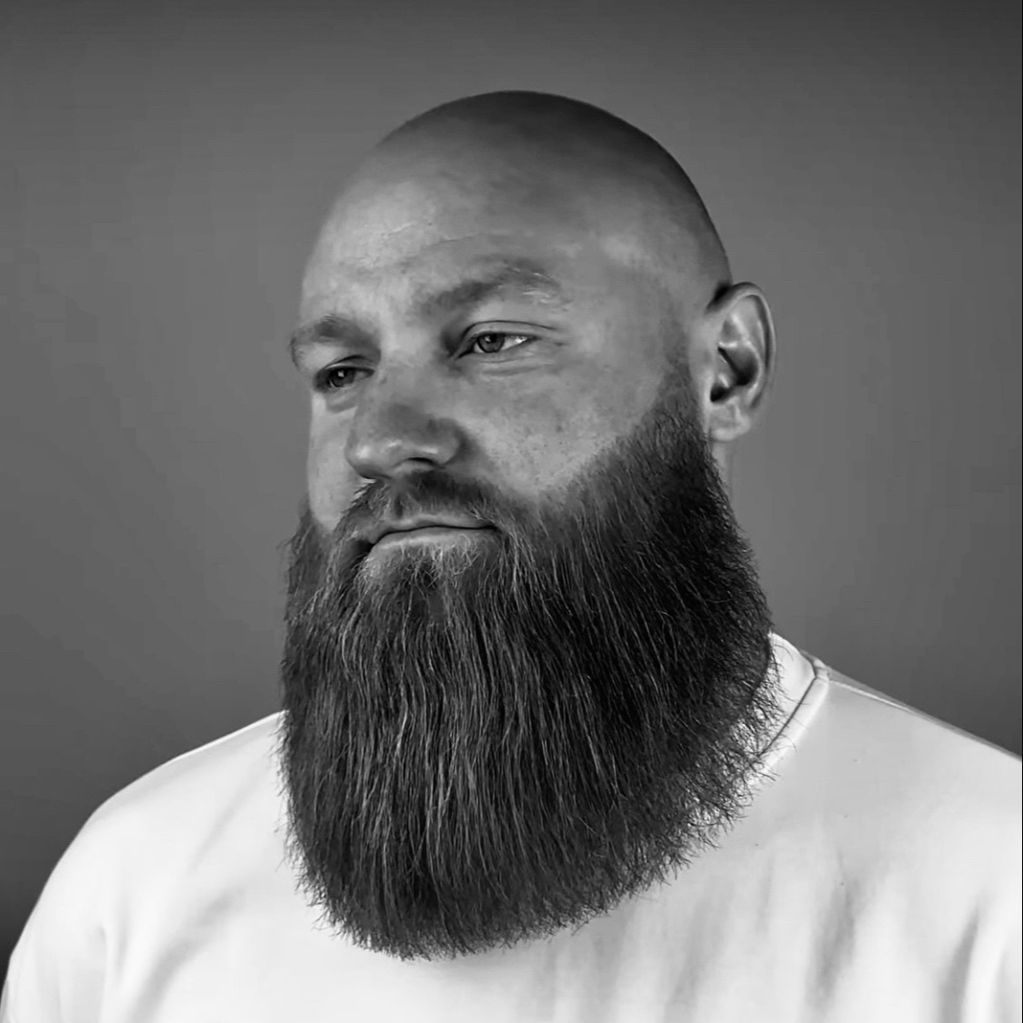 Úprava vousů břitvou a strojkem/hot towel