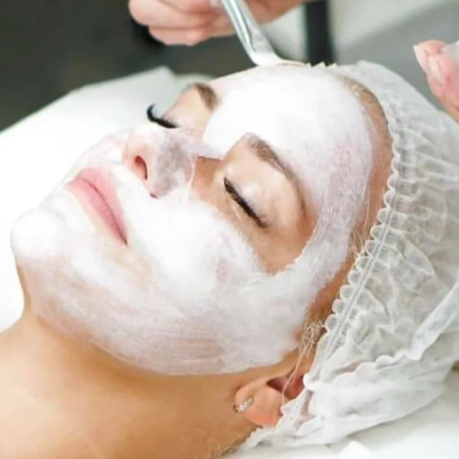 Massage du visage avec gommage et masque