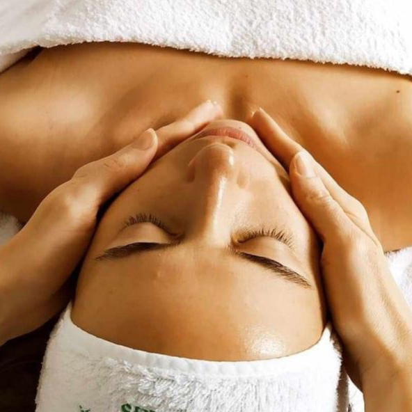 Komplexní omlazující masáž obličeje, krku, dekoltu… 50min.