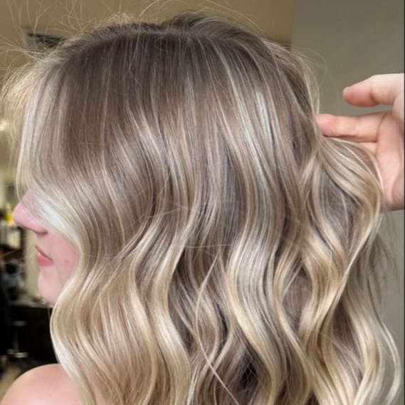 Shampoing + brushing ( lisse à ondulé )