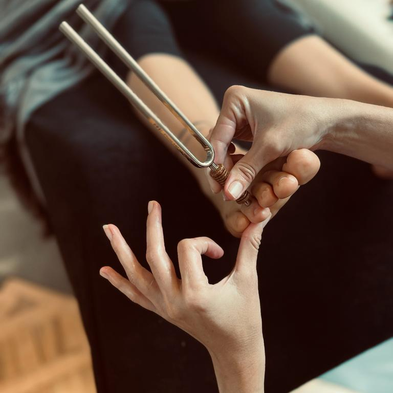 Réflexologie plantaire avec diapasons