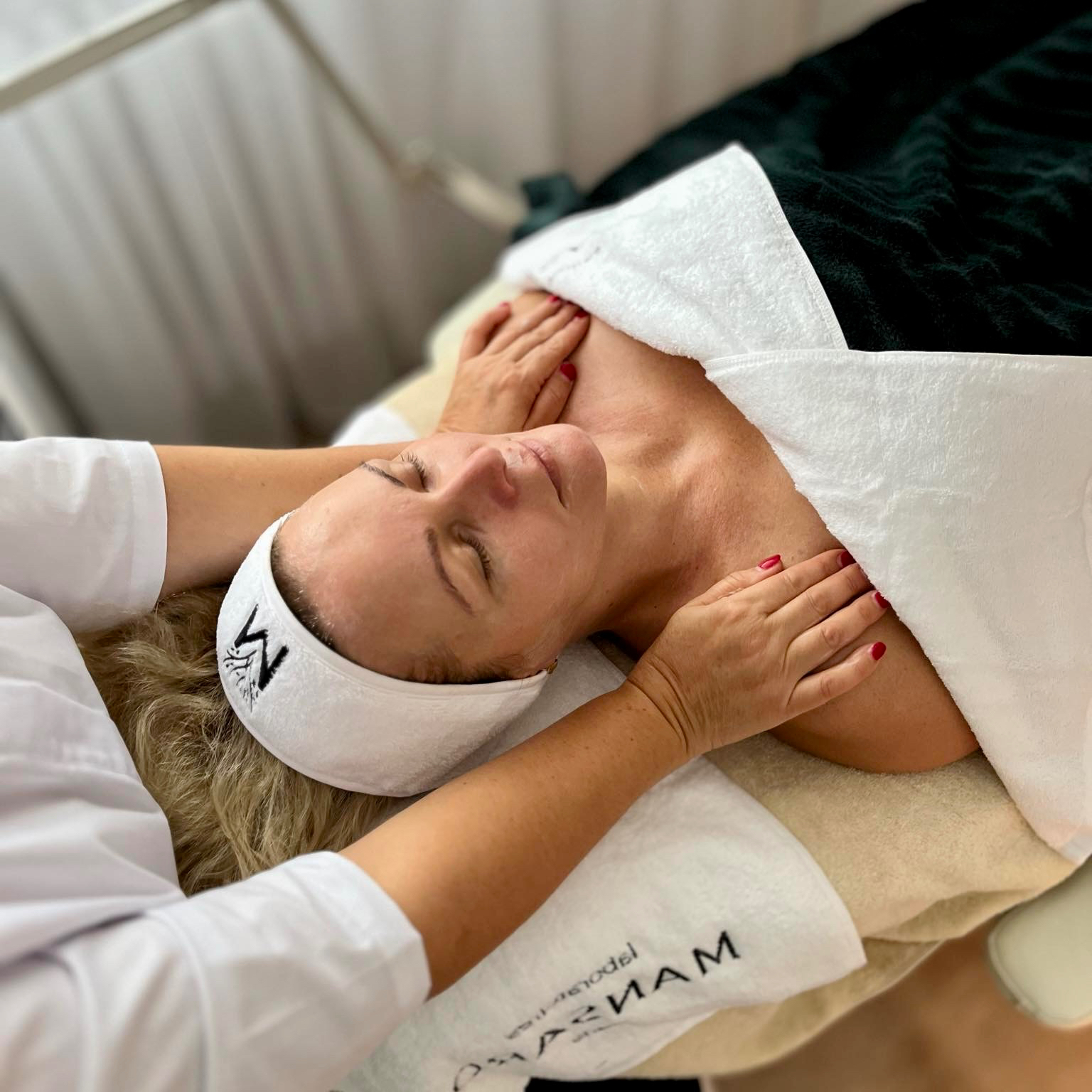 Komplexní omlazující masáž obličeje, krku, dekoltu… 45 min.