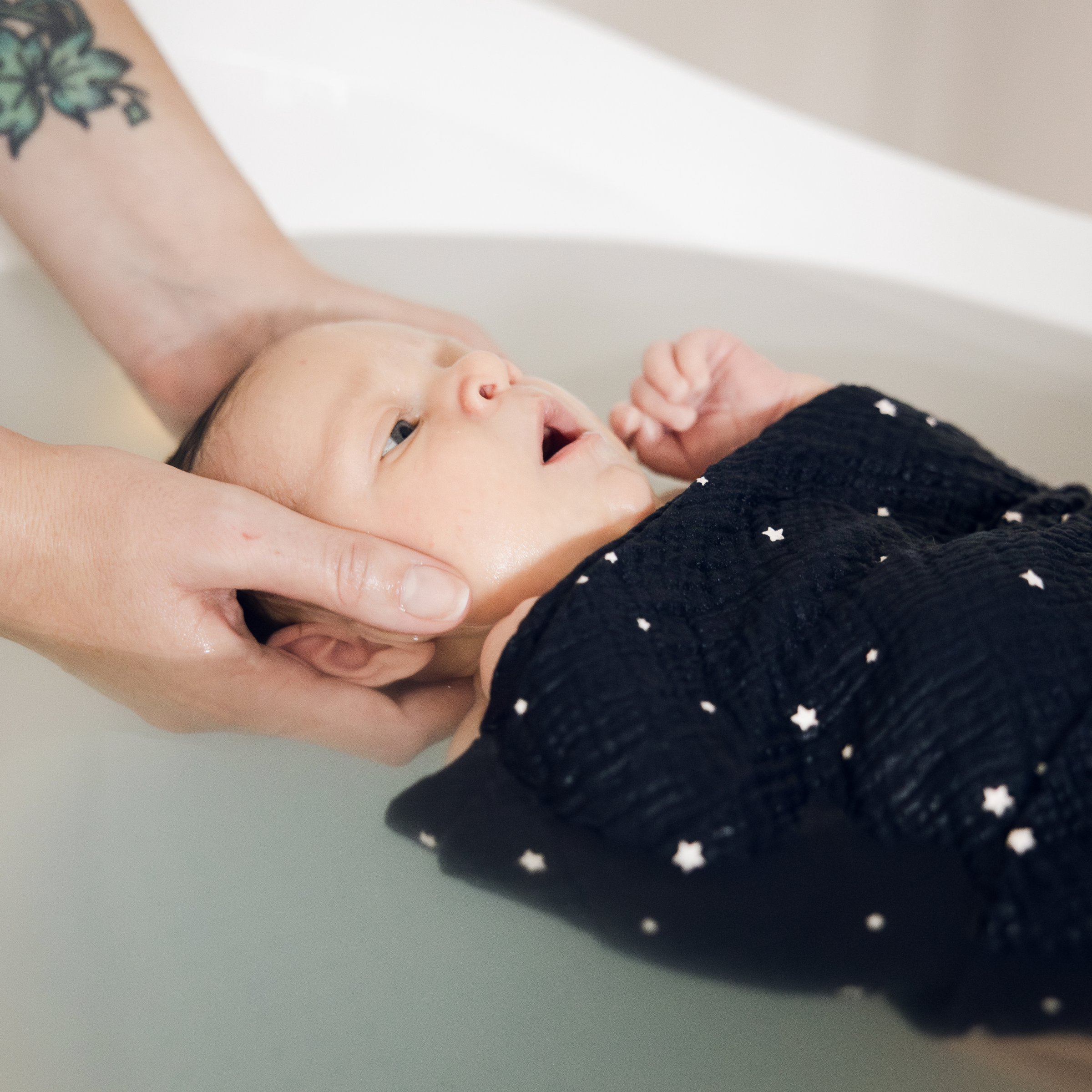 Bain émotionnel enveloppé nouveau né