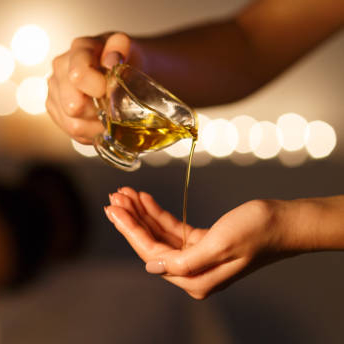 MASSAGE AYURVEDIQUE À L'HUILE TIÈDE 1H / 70€