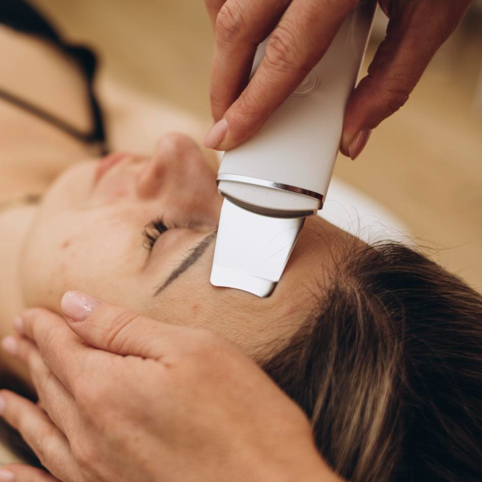 Massage du visage avec épurateur à ultrason