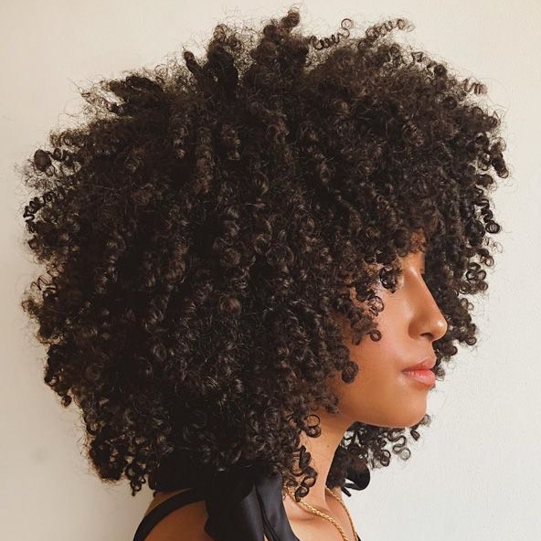 Shampoing + couleur complet + coupe + brushing ( bouclé à crépus