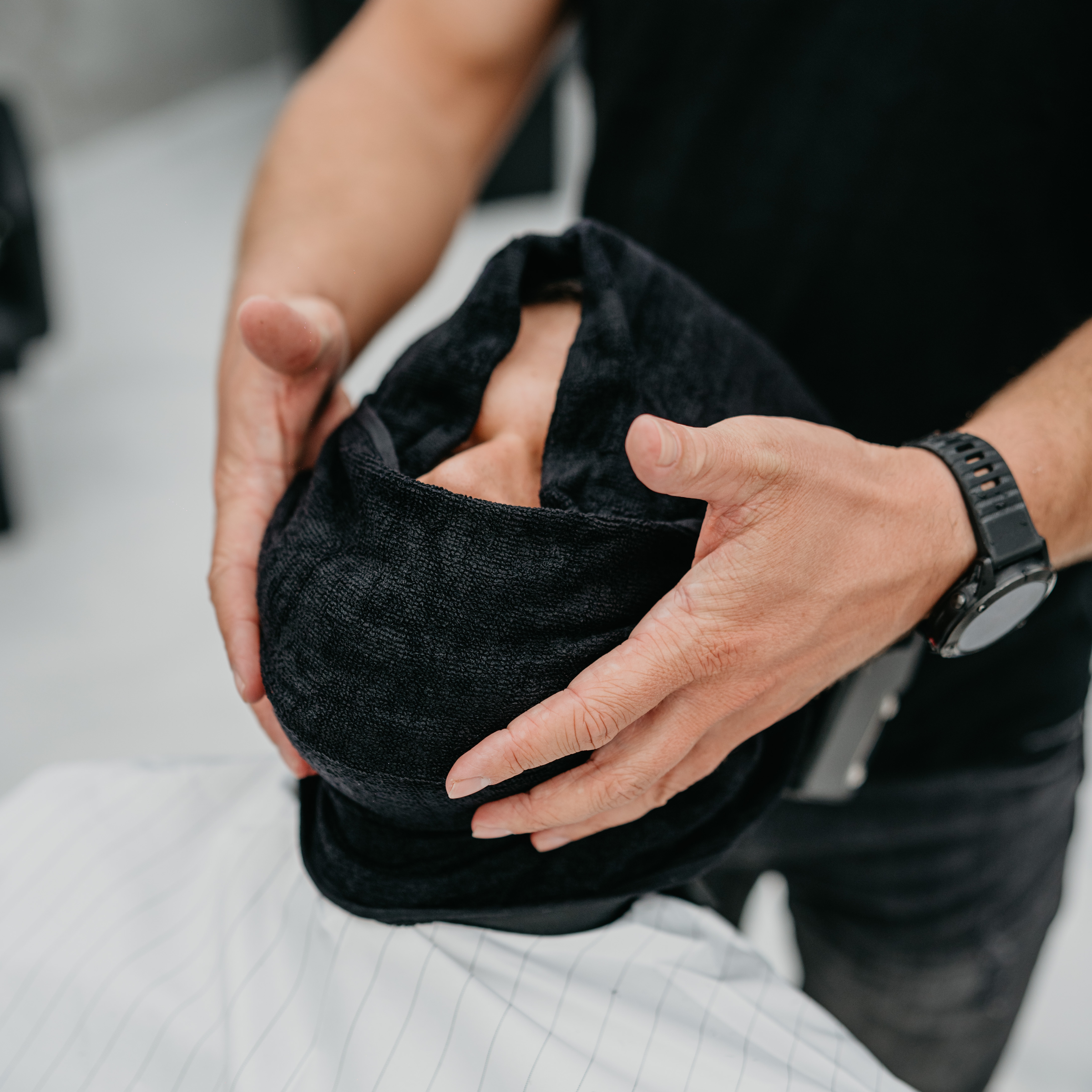 Stříhání vlasů + úprava vousů + hot towel holeni - 75 min