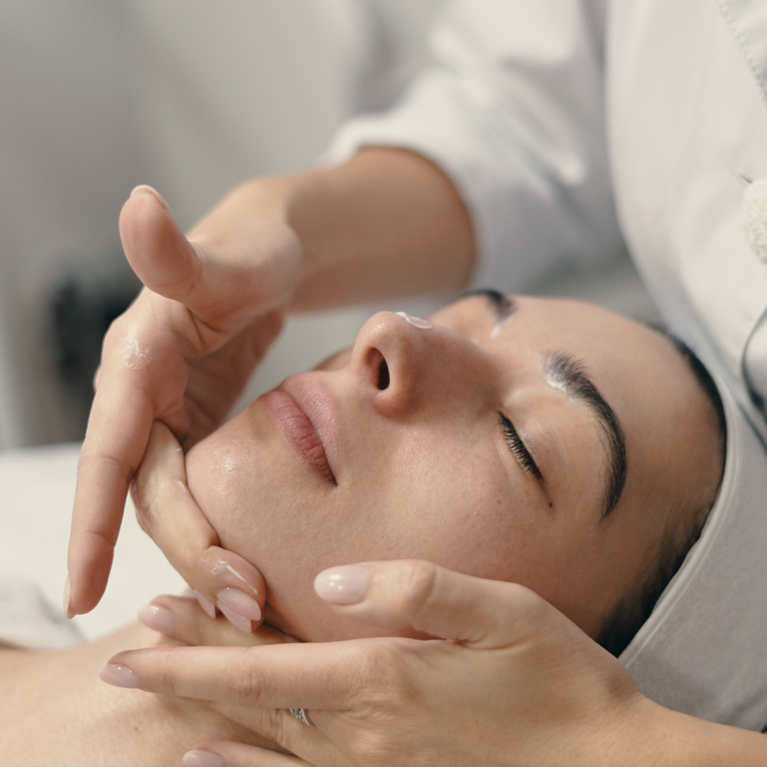 Masáž tváre a dekoltu
