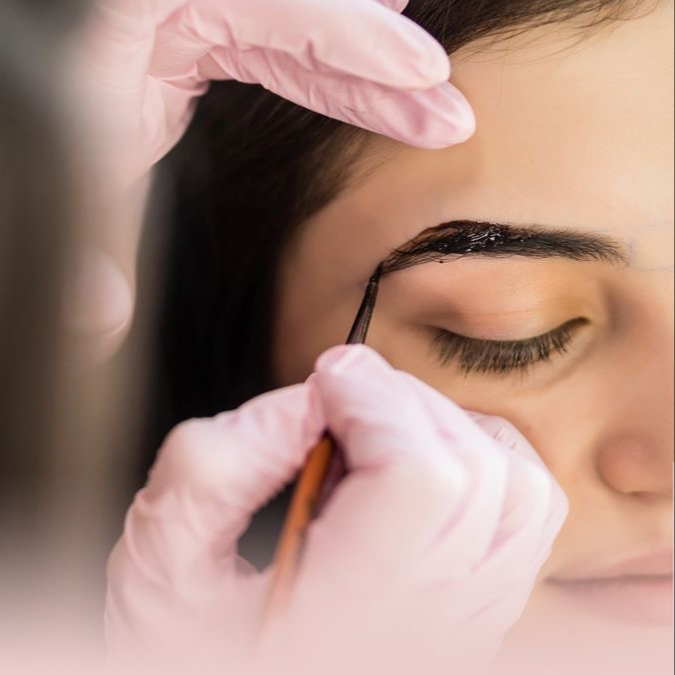 Barvení a úprava obočí