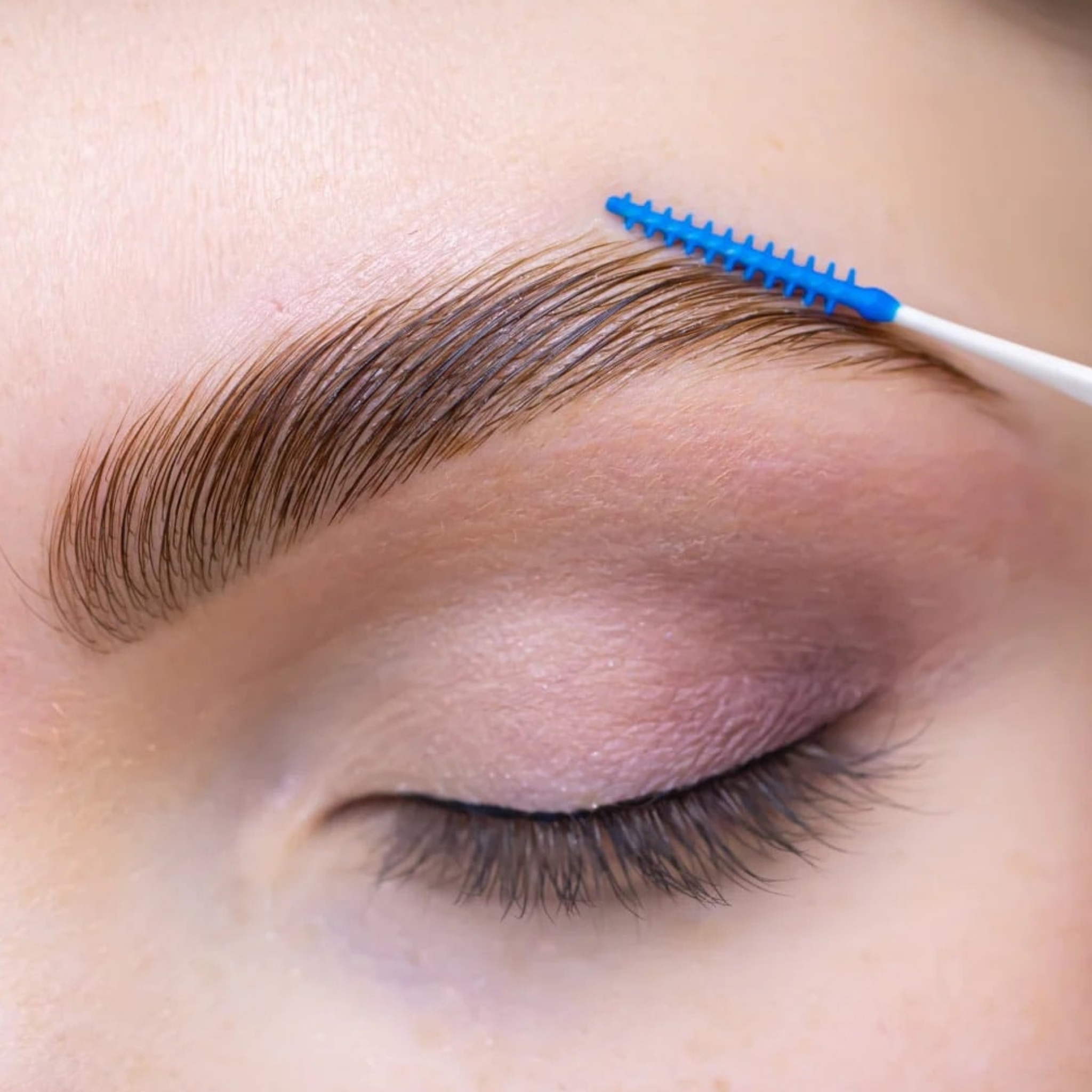 Browlift (sourcils) + coloration ou épilation