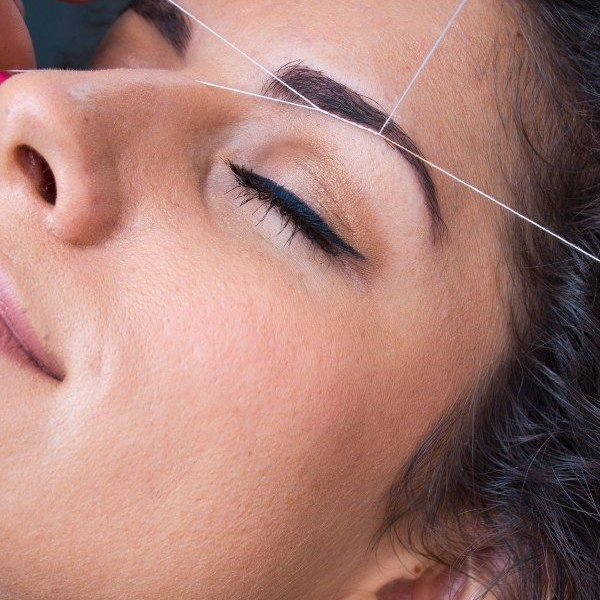 Epilation au fil sourcils