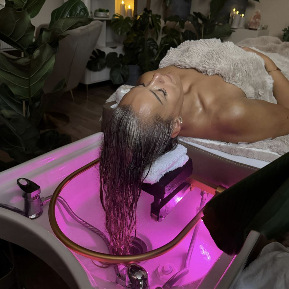 Head spa "Dotek znovuzrození pro dlouhovlásky"
