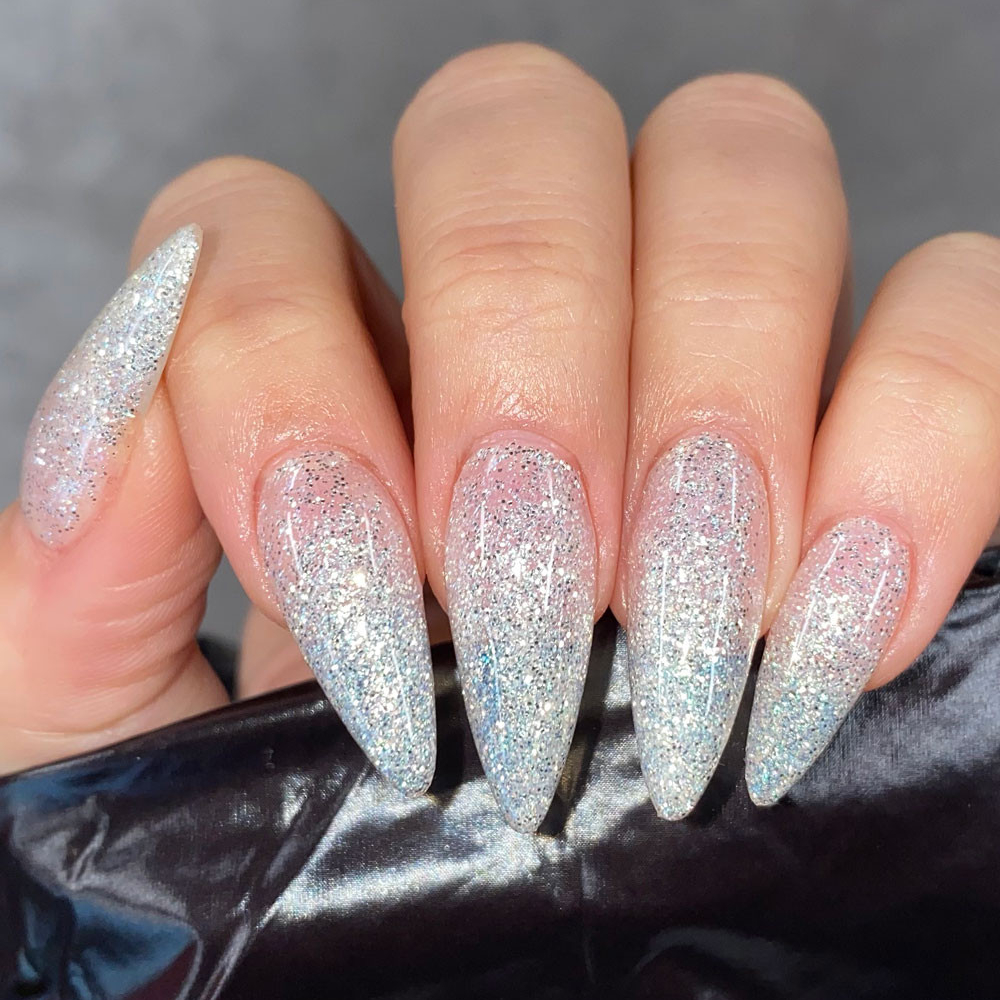 Barevné ombre/třpytky na celý nehet/náročnější modely od 690Kč