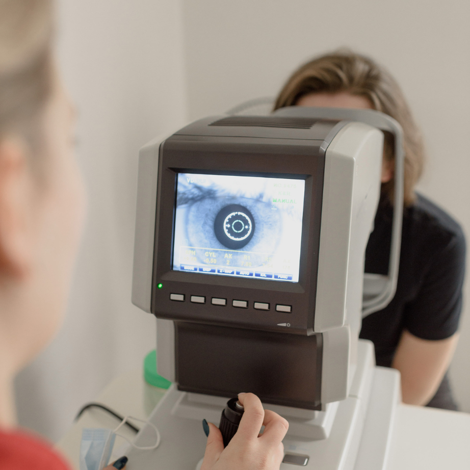 MĚŘENÍ ZRAKU PRO APLIKACI KONTAKTNÍCH ČOČEK - PRVONOSITEL