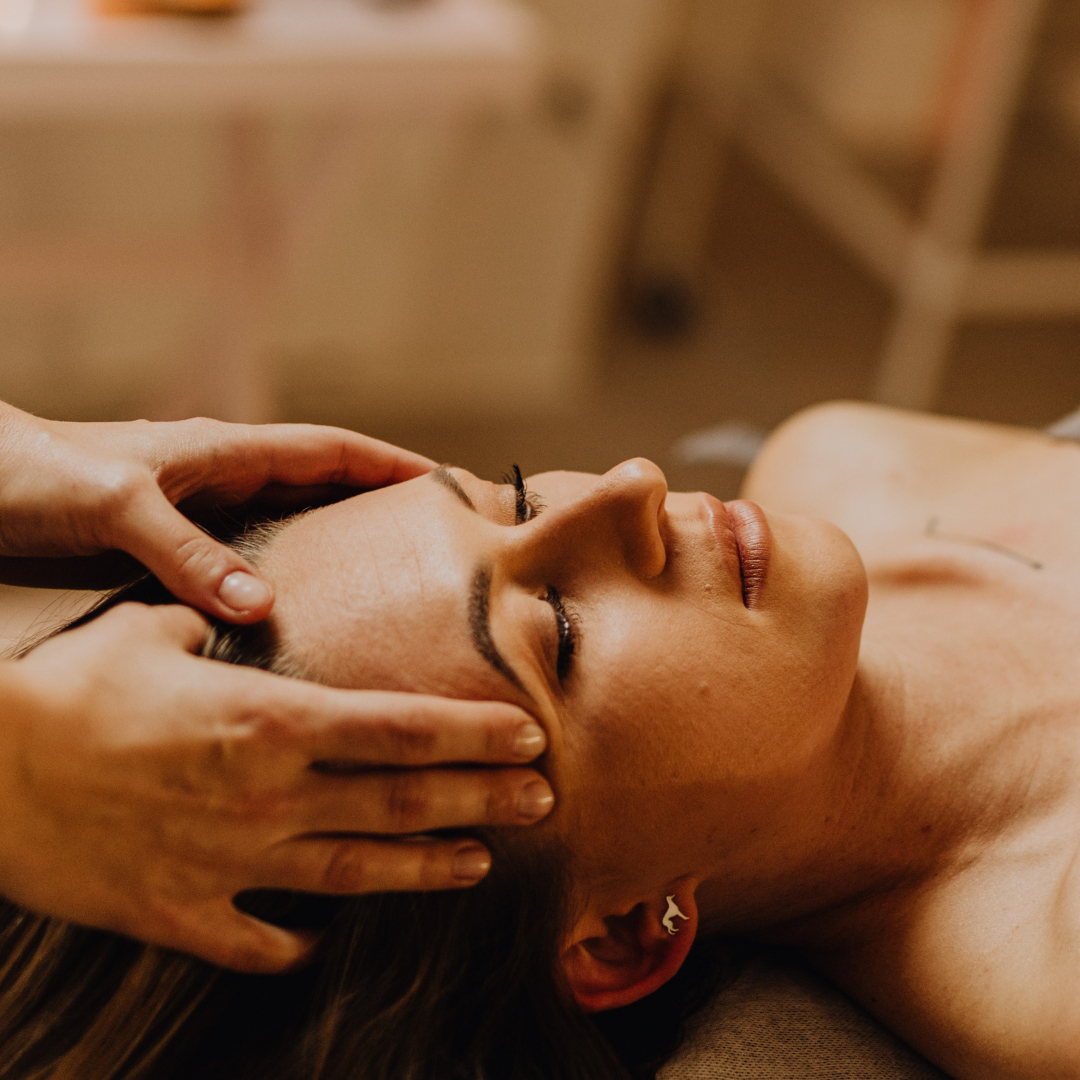 Regenerační masáž zad, šíje a hlavy