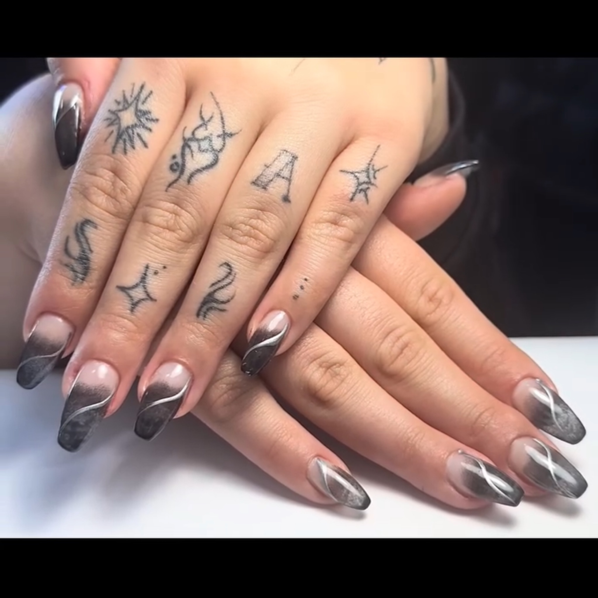 Extensiones de uñas con la técnica soft gel tips (con diseño)