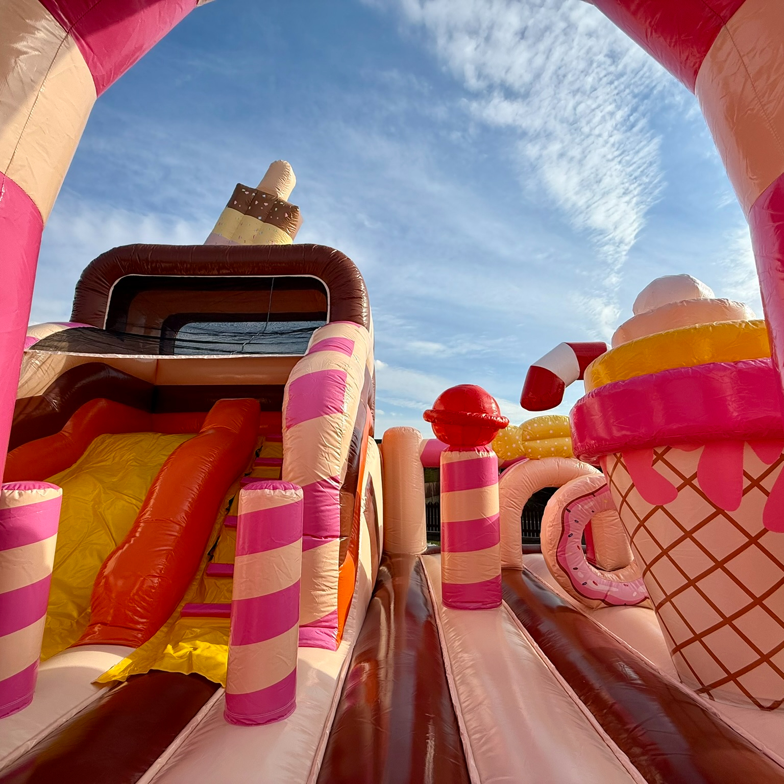 Skákací hrad se skluzavkou SKLADKOSTI