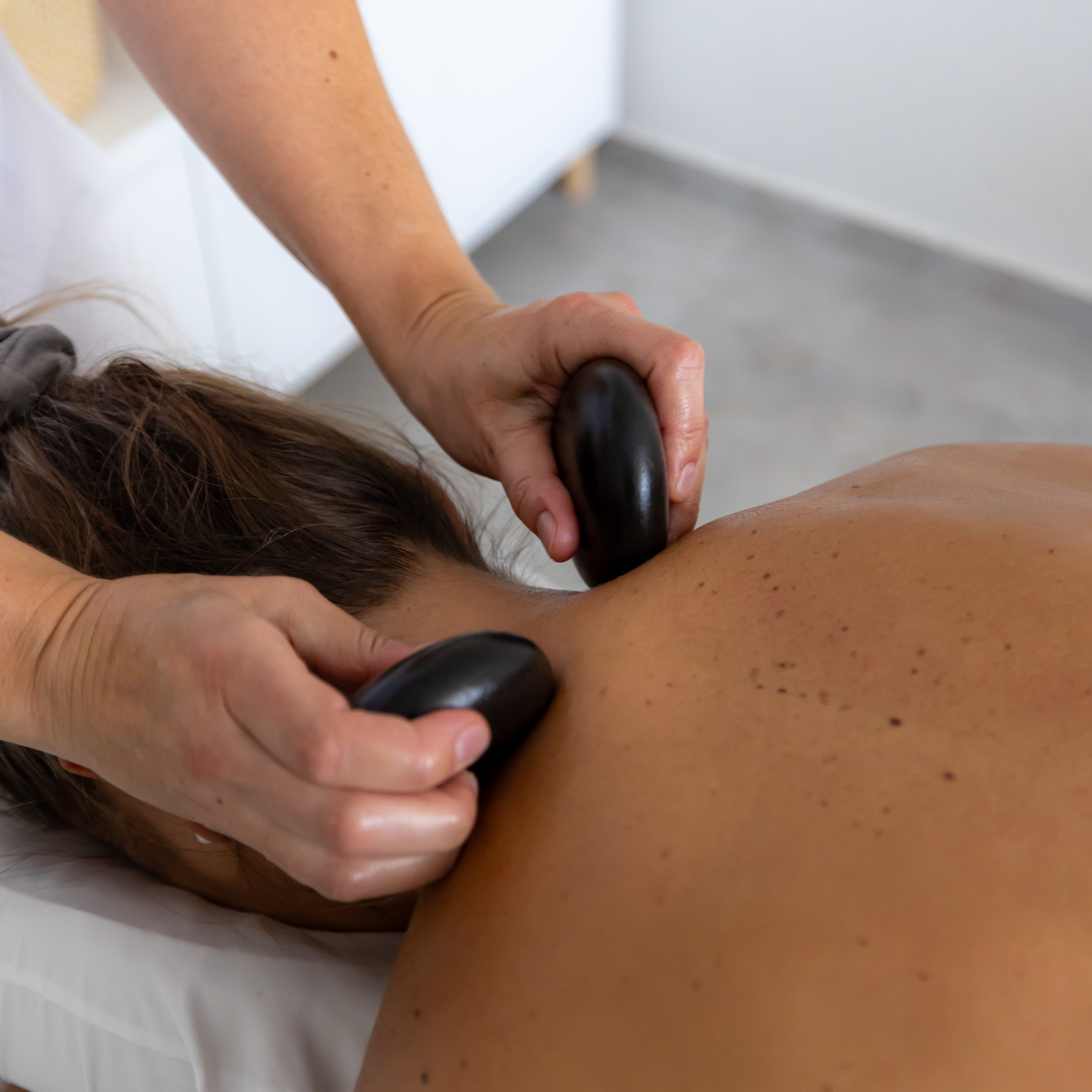 HOT STONES - masáž lávovými kameňmi 90 minút