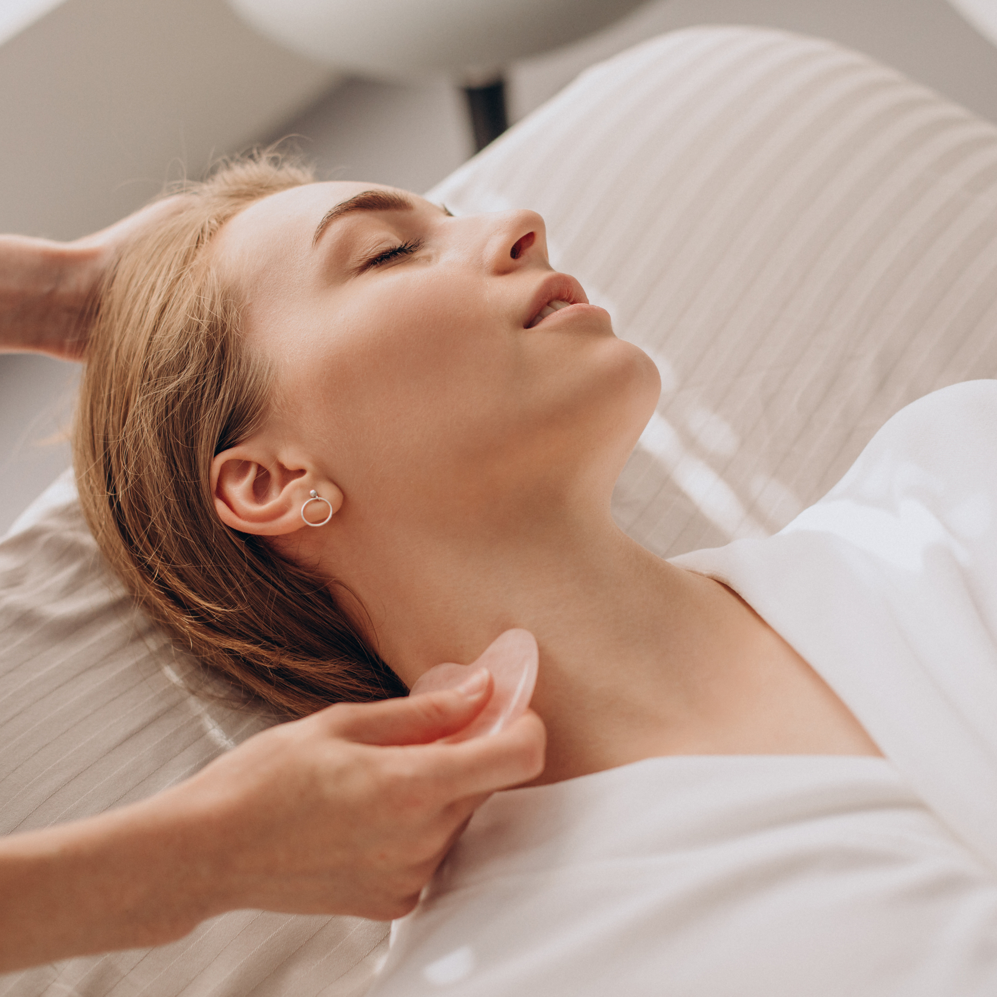 Masaje facial Gua Sha o ventosas