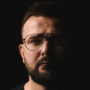 Vlasy + vousy/péče o tvář 75 minut - LUDĚK