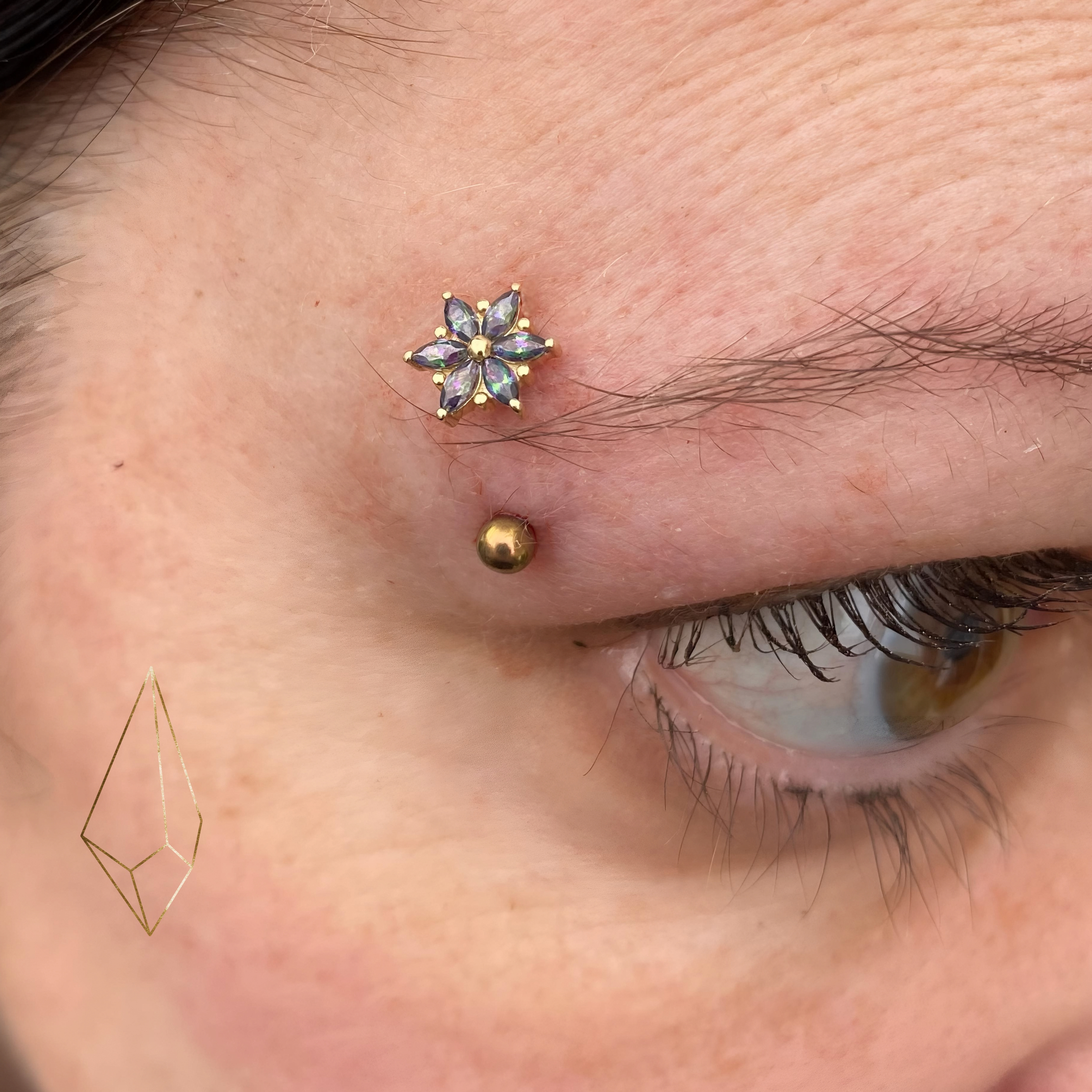 Perçage du  sourcil * 14 ans et plus
