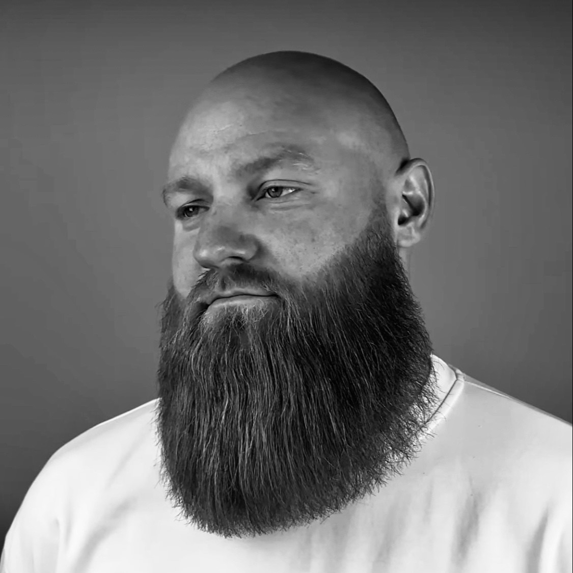 Úprava vousů břitvou a strojkem/hot towel