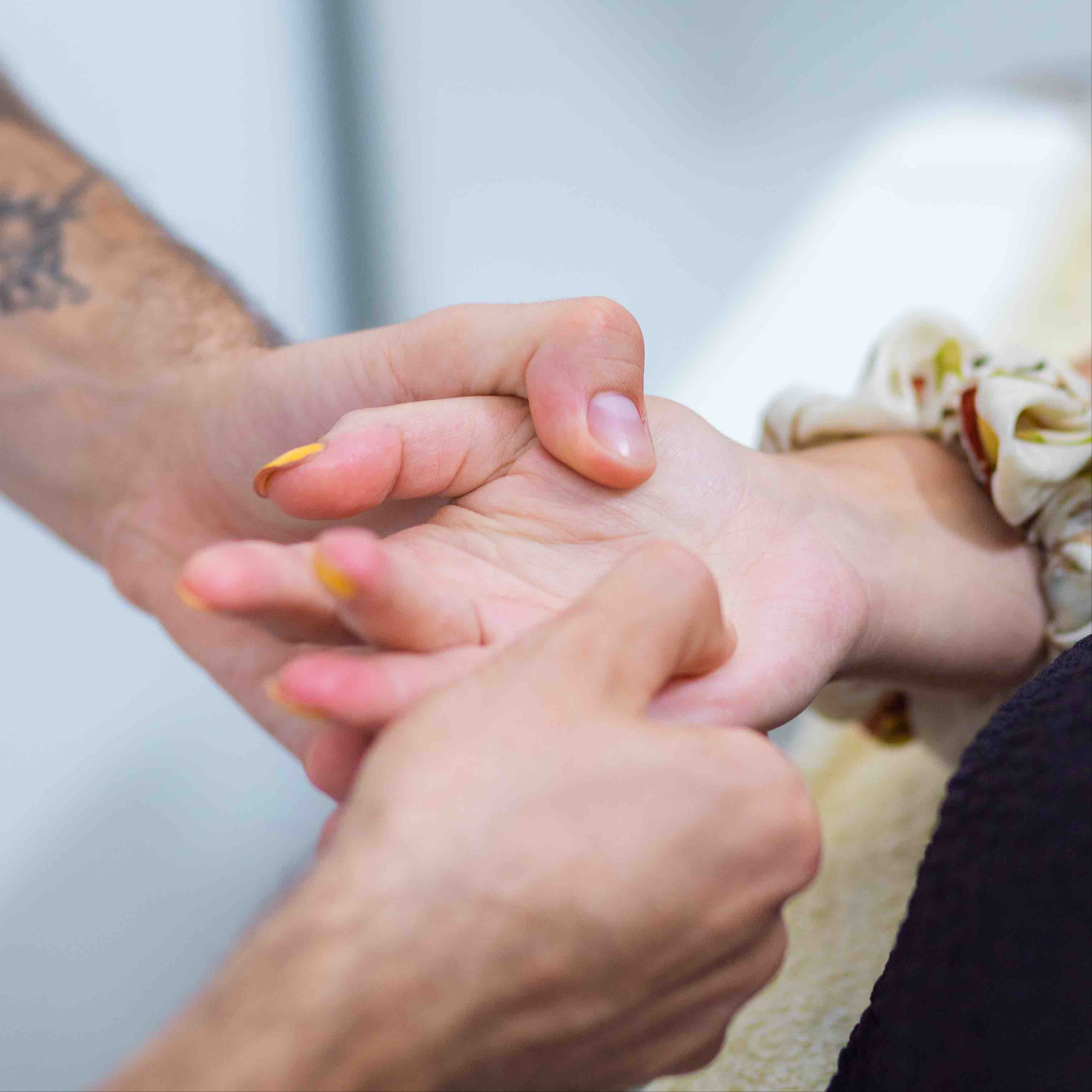 Massage des mains (réflexologie palmaire)