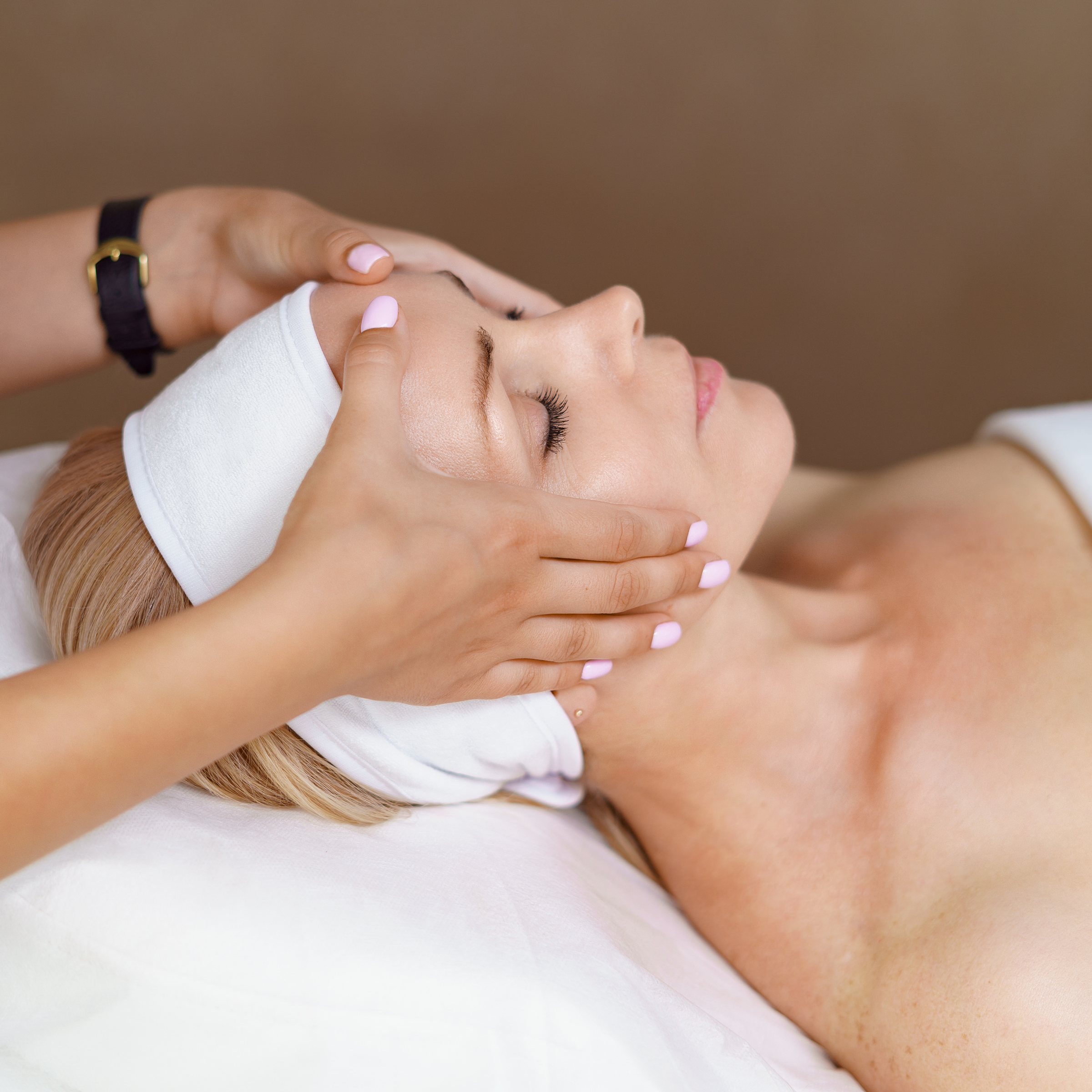 Stresszoldó arc és dekoltázs masszázs