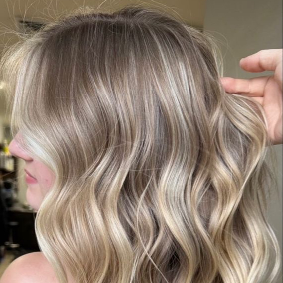 Shamp + couleur complet + coupe + brushing ( lisse à ondulé )