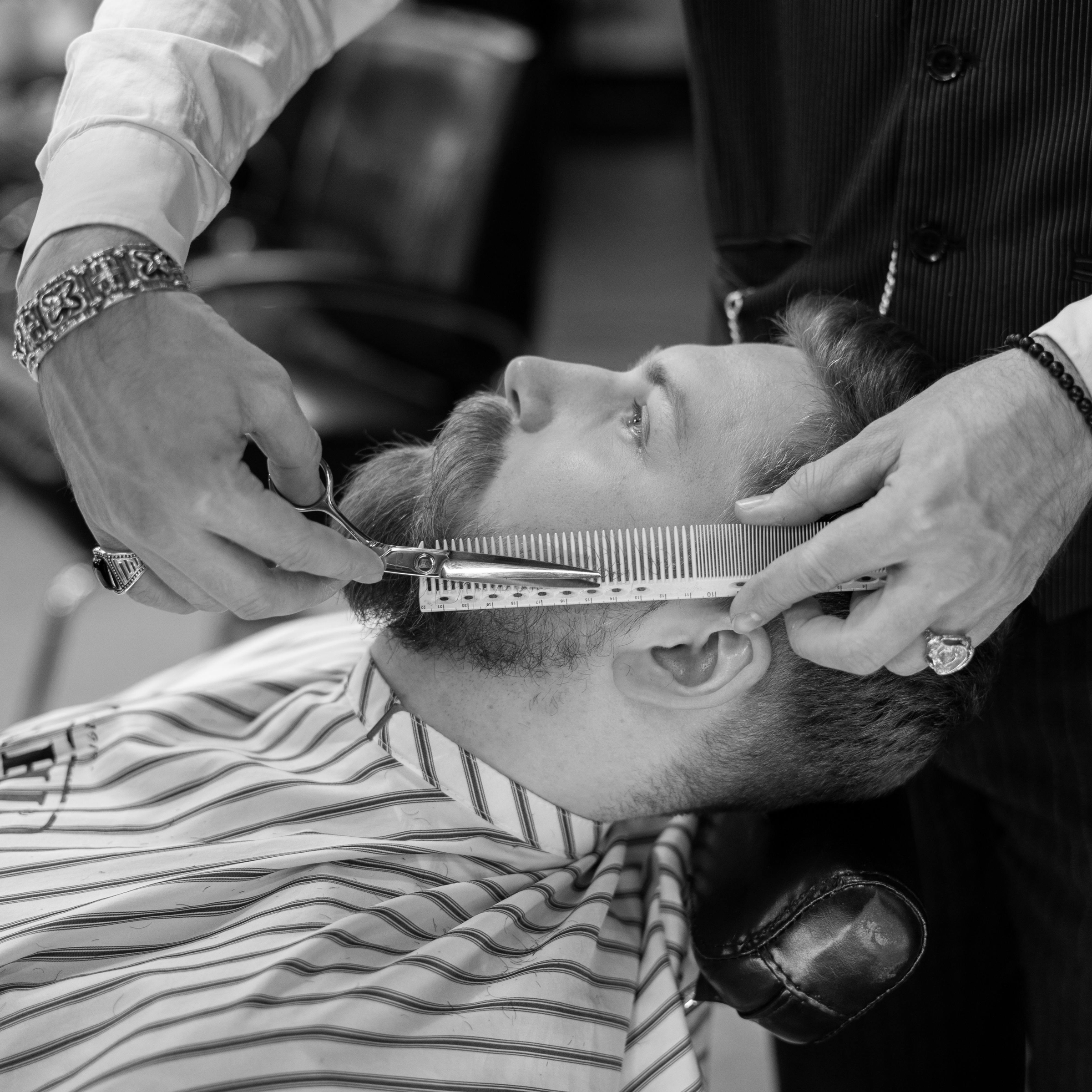 Hajvágás szakállfestéssel igazítással