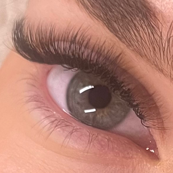 Pose Complète: Volume russe naturel