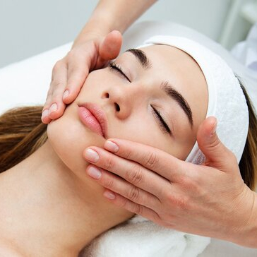 Revitalizační masáž obličeje a dekoltu 30 minut