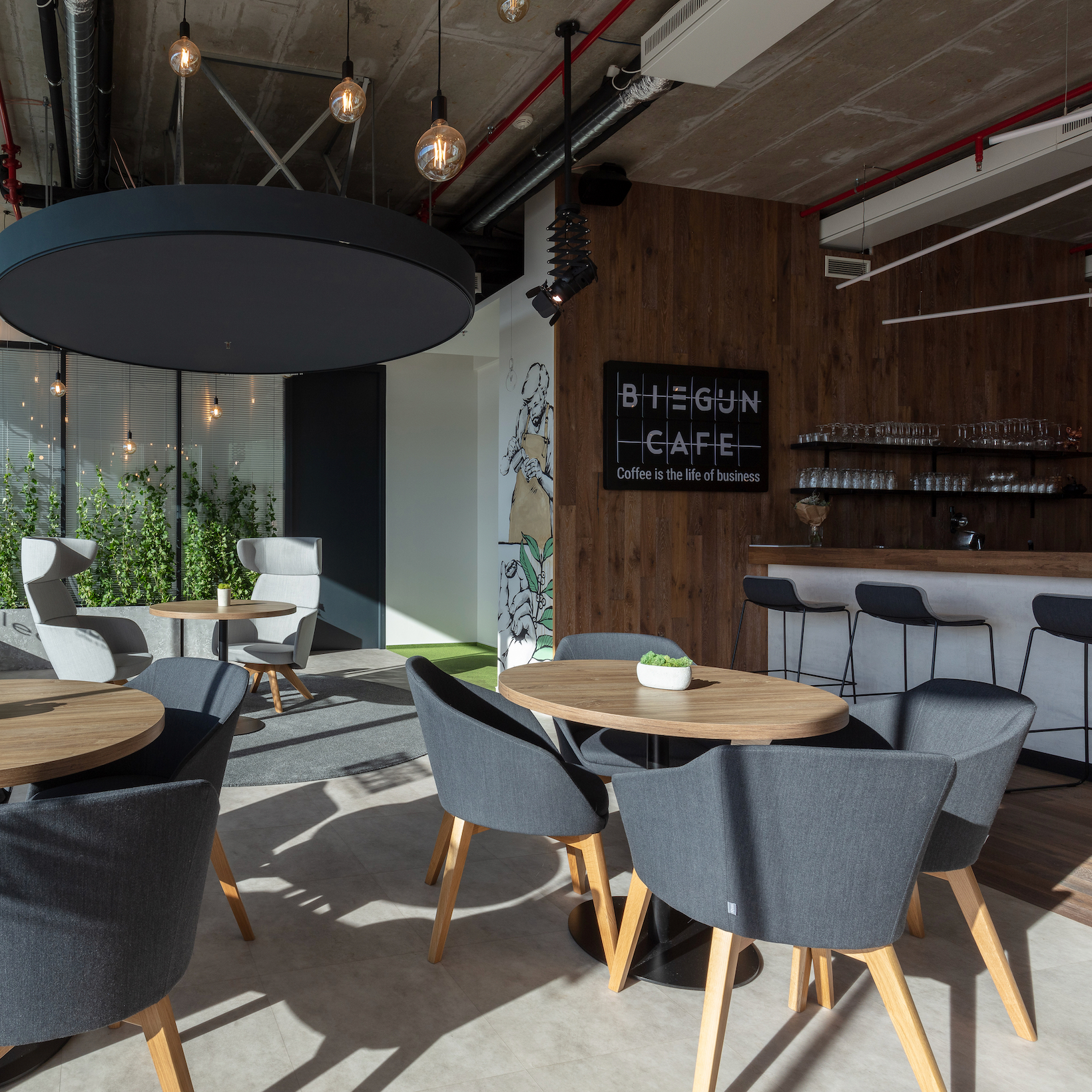 Rezervace stolu pro 4 osoby v malých křeslech