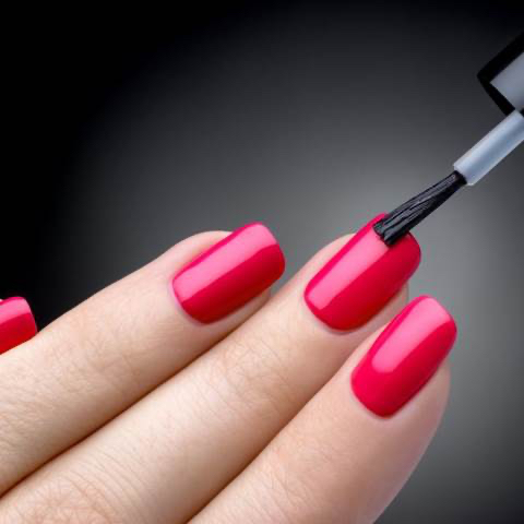 Klasická manikúra s lakováním nehtů