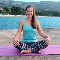 Pályi Flóra jóga oktató