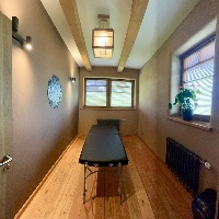 TERAPEUTICKÁ MISTNOST №1 (dřevené lehatko, 12 m2)