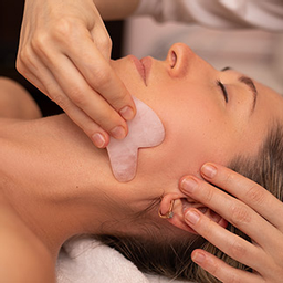 Massage anti âge du visage et du crâne au Gua Sha, aux quartz ro