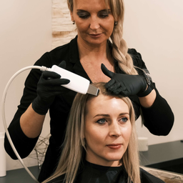 čištění vlasové pokožky pomocí ultrazvukové špachtle